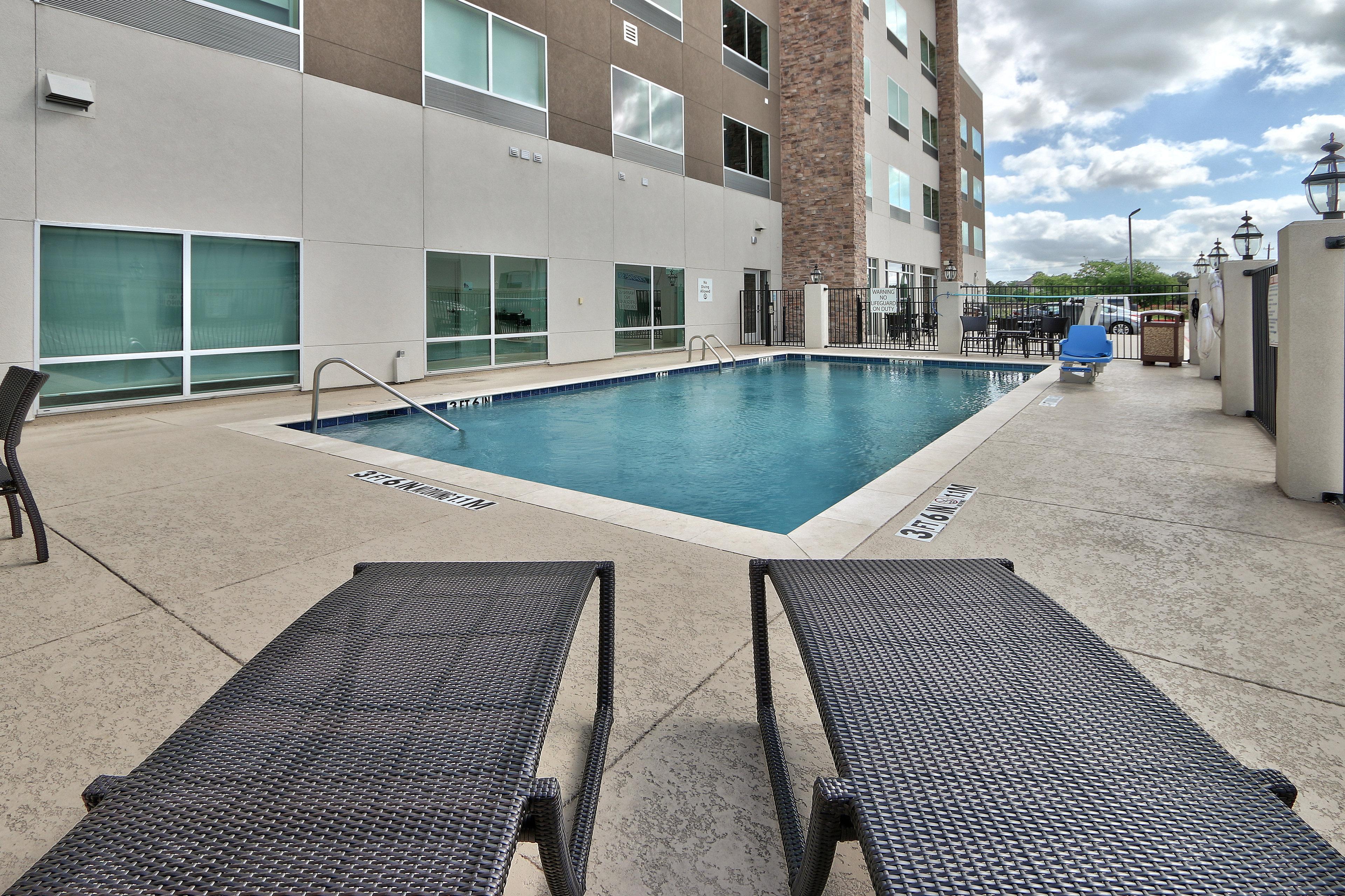 Holiday Inn Express & Suites - Houston East - Beltway 8 By Ihg Cloverleaf Exterior photo